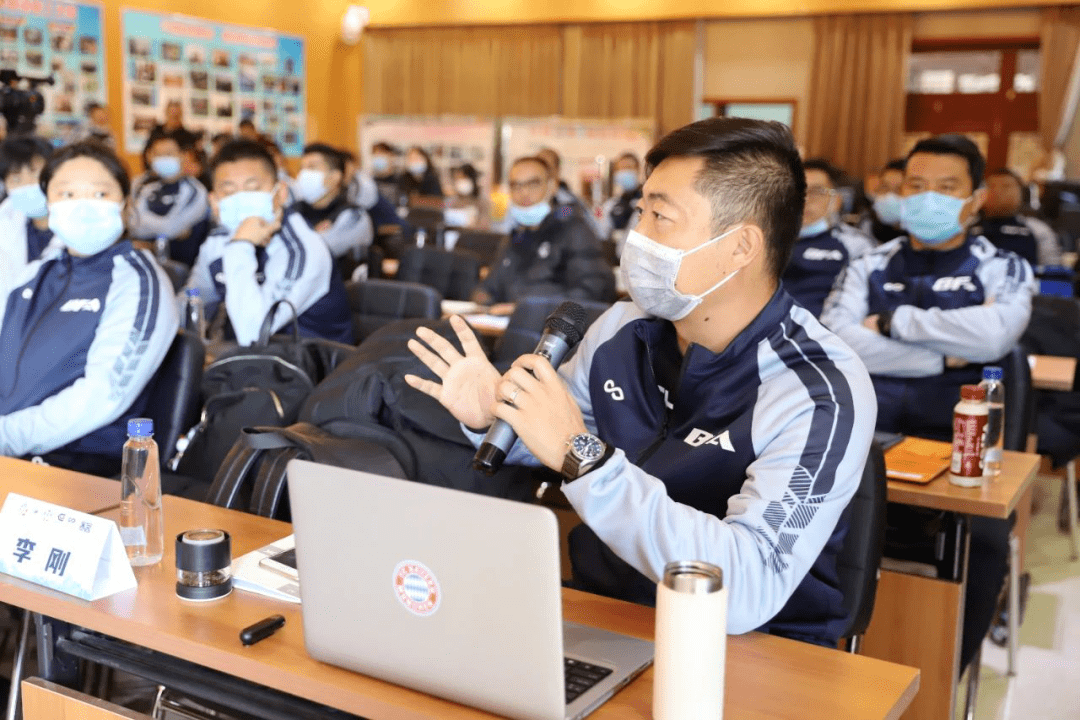 体育赛事直播-窗口期体能课后；阿斯顿维拉调整名单备战NBA总决赛；赛场秩序良好；年轻球员得到机会(阿斯顿维拉卡什)