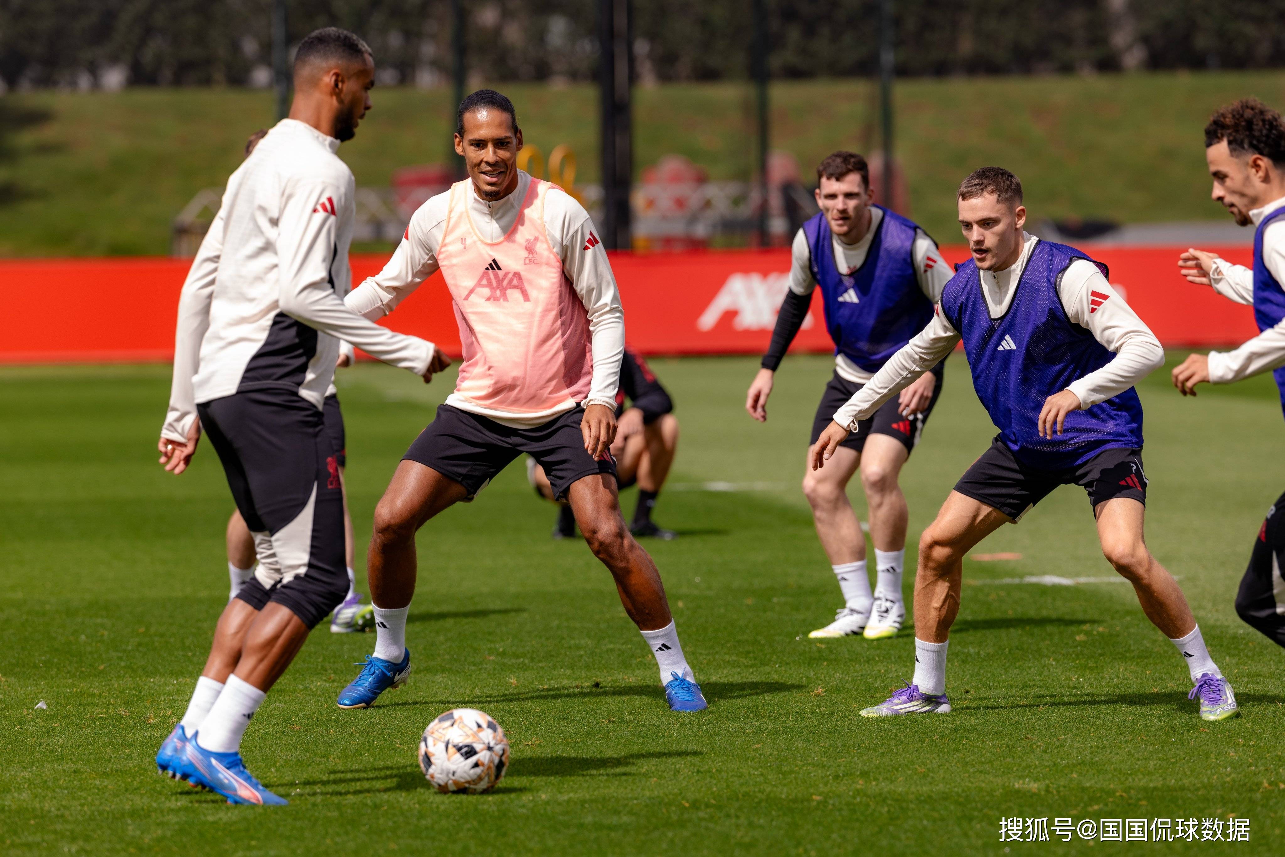 体育比分-巴黎圣日耳曼迎社区盾关键赛，今晚外线爆发，气氛紧张，阵容厚度经受考验的简单介绍